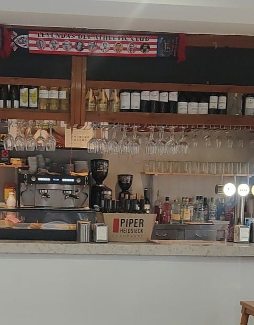 Interior del bar Aterpe Berria con barra de roble y luz cálida